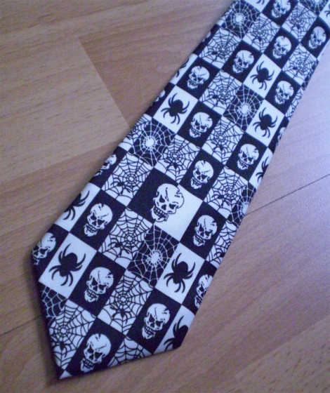 Čiernobiela kravata s lebkami, pavúkmi a pavučinou
