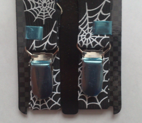 Čierne traky s bielou pavučinou