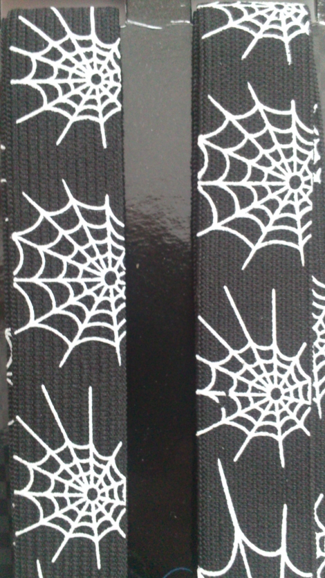 Čierne traky s bielou pavučinou