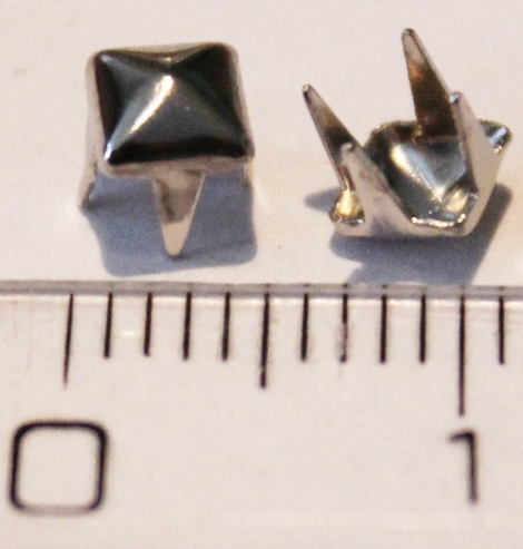 PYRAMÍDA 4 mm STRIEBORNÁ - Jednotlivý vybíjanec